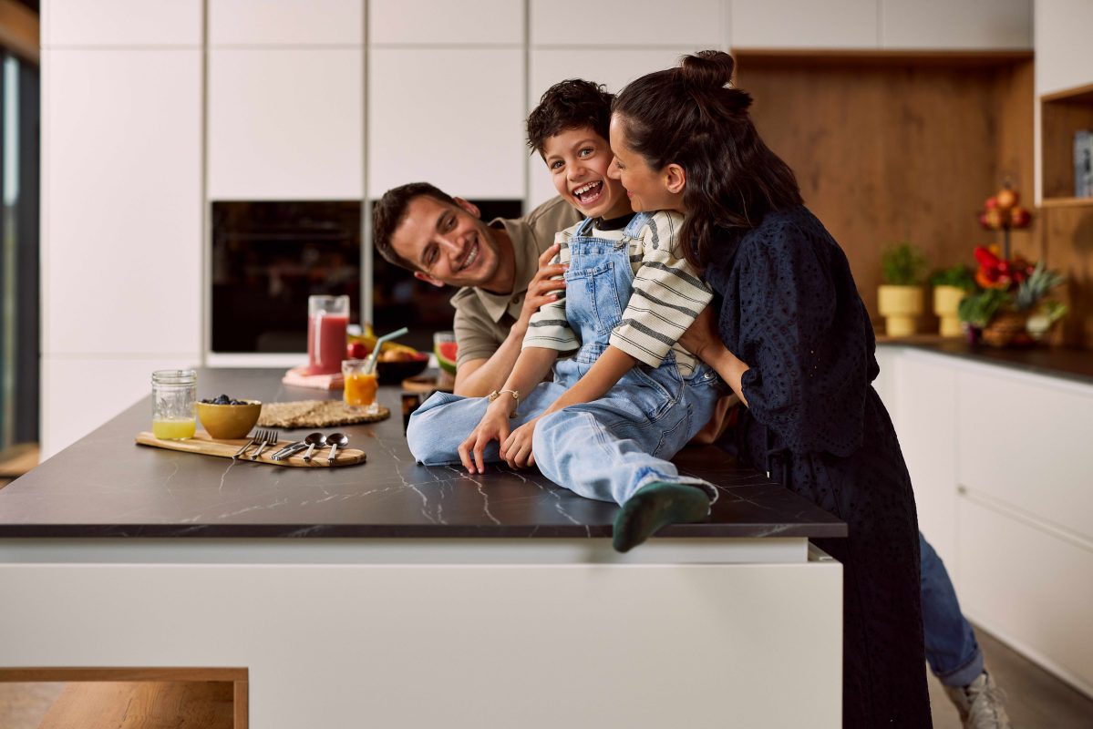 Familienküche weiße helle Küche mit schwarzer Arbeitsplatte