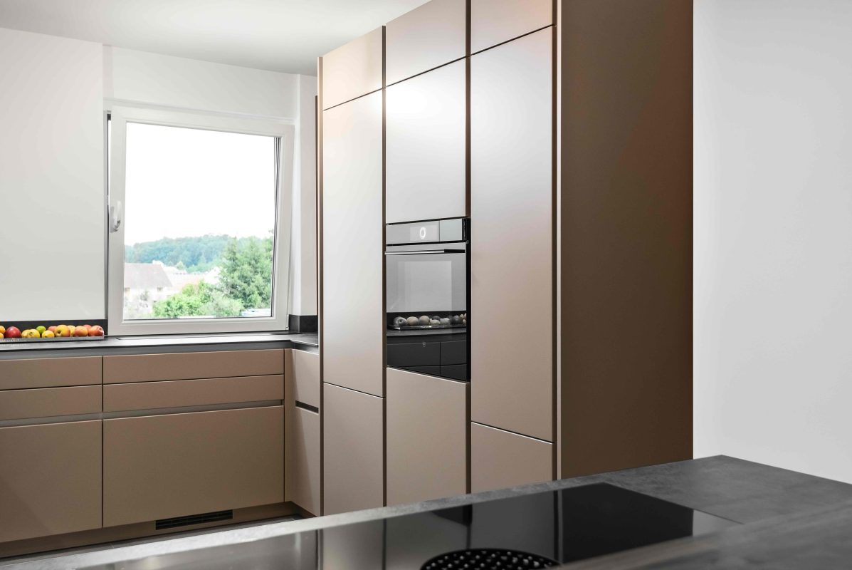 helle Küche mit dunkler Holzoptik Silbermond Jasmin